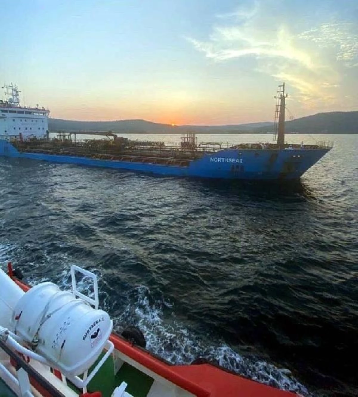 Çanakkale Boğazı\'nda Arızalanan Tanker Demirleme Sahasına Çekildi