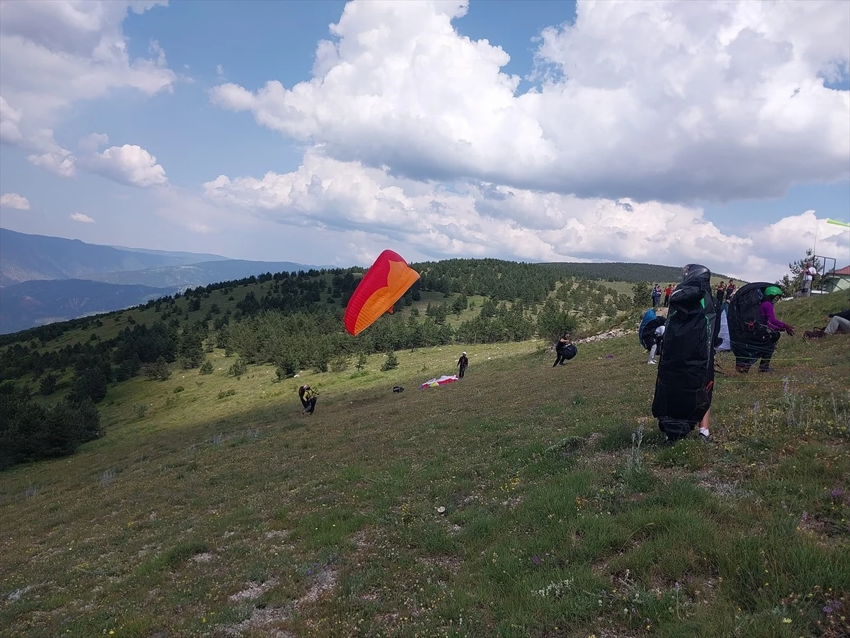Çankırı\'da Yamaç Paraşütü Yarışmaları Antrenman Uçuşlarıyla Başladı
