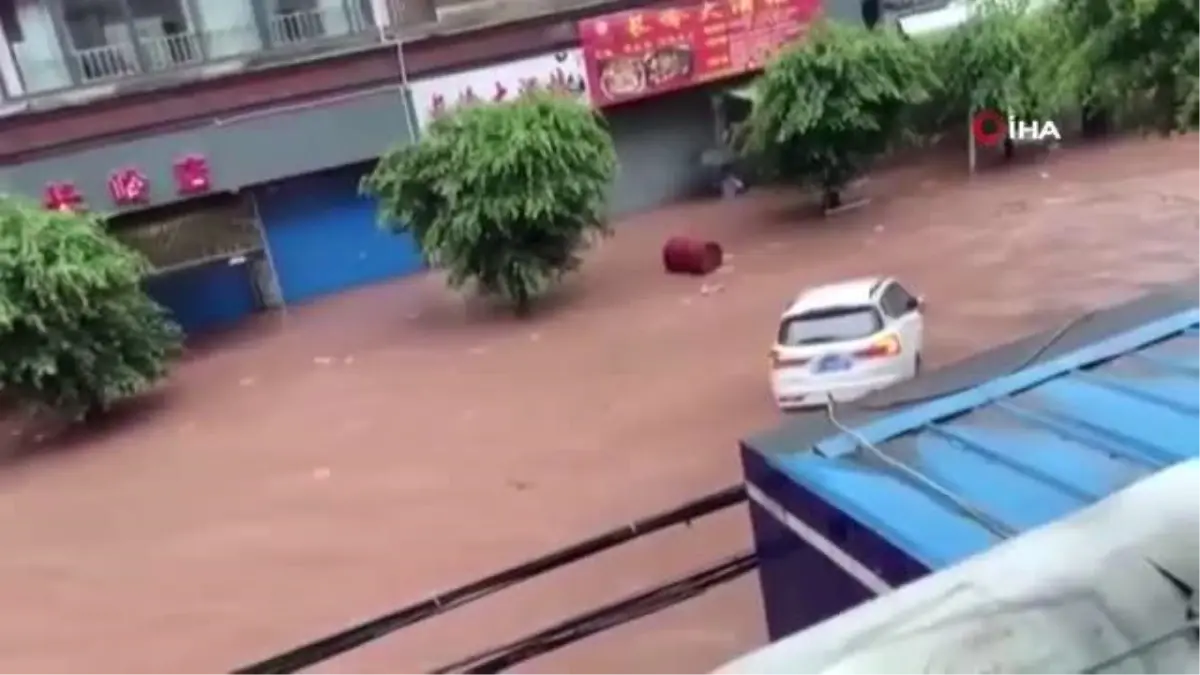 Çin'de şiddetli yağışta demir yolu köprüsü çöktü