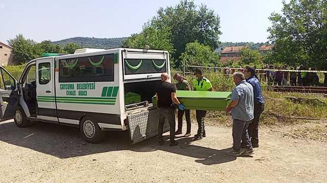 Demiryolundan karşıya geçmek isteyen kadına yük treni çarptı Demiryolundan karşıya geçmek isteyen kadına yük treni çarptı