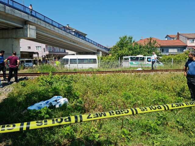 Demiryolundan karşıya geçmek isteyen kadına yük treni çarptı Demiryolundan karşıya geçmek isteyen kadına yük treni çarptı