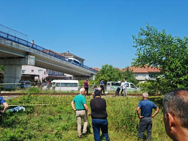 Demiryolundan karşıya geçmek isteyen kadına yük treni çarptı Demiryolundan karşıya geçmek isteyen kadına yük treni çarptı
