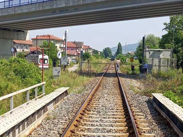 Demiryolundan karşıya geçmek isteyen kadına yük treni çarptı Demiryolundan karşıya geçmek isteyen kadına yük treni çarptı