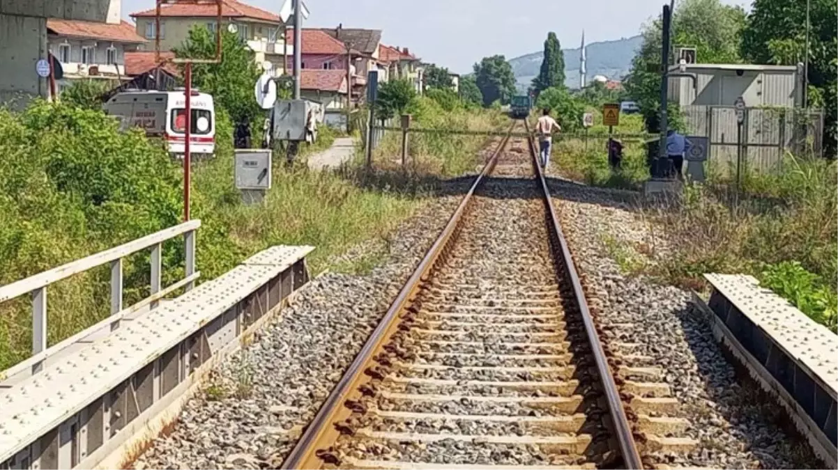 Demiryolundan karşıya geçmek isteyen kadın, yük treni çarpması sonucu feci şekilde can verdi