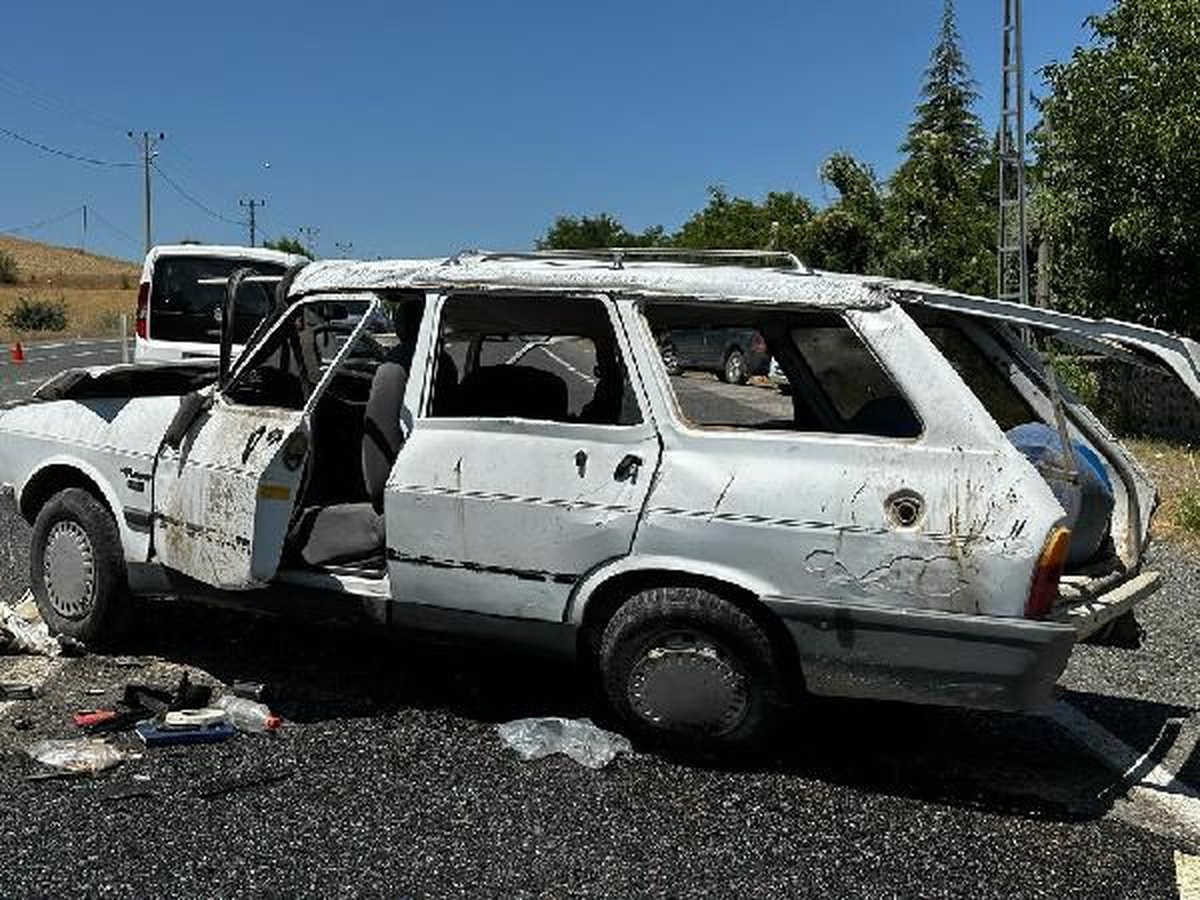 Elazığ\'da Yakıt Yüklü Otomobillerin Çarpışması Sonucu 6 Kişi Yaralandı