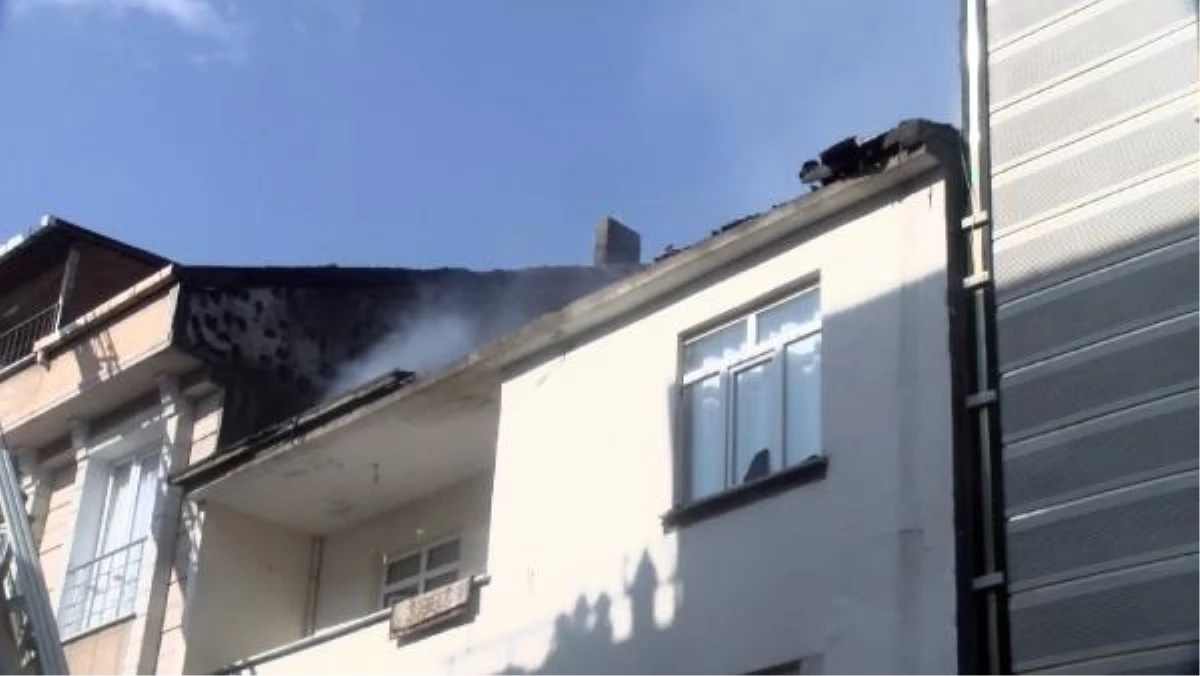 Esenyurt\'ta Çatı Yangını: Beş Binanın Çatısına Sıçradı