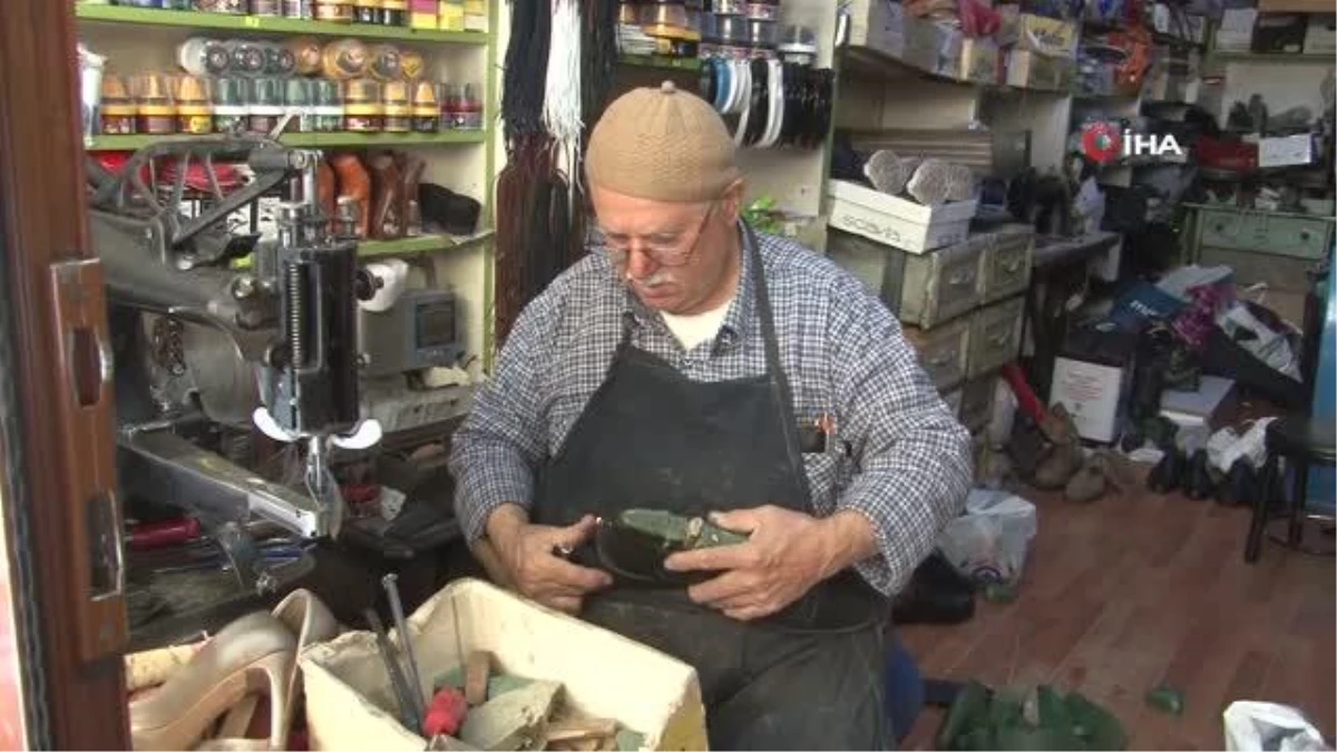 \'Eskici Dede\' 58 yıldır yaptığı ayakkabı tamirciliğini son nefesine kadar sürdürmek istiyor