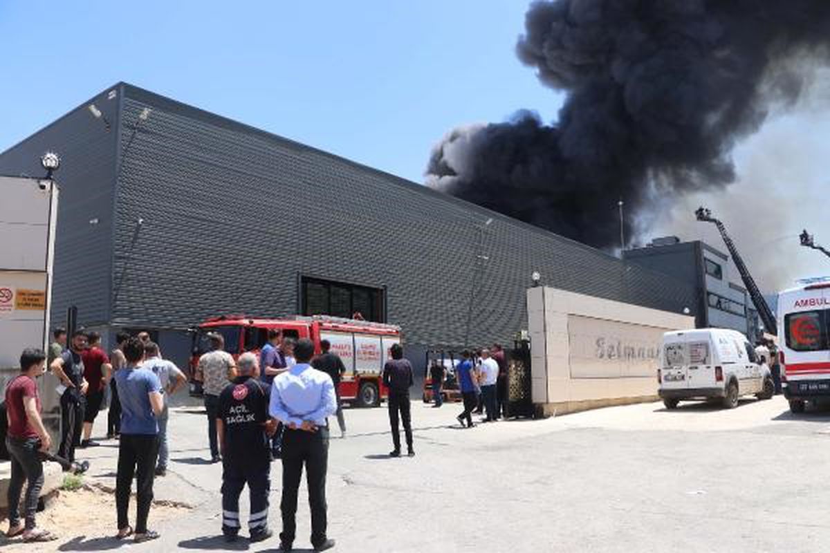 Gaziantep\'te Sağlık Ürünleri Fabrikasında Yangın: 10 Kişi Hastaneye Kaldırıldı