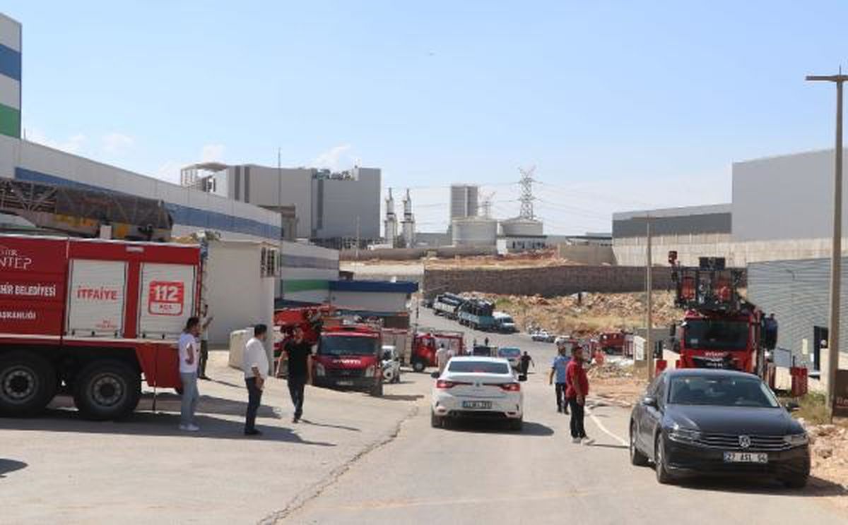 Gaziantep\'te Sağlık Ürünleri Fabrikasında Çıkan Yangın Kontrol Altına Alındı