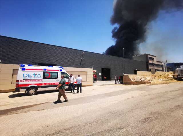Gaziantep'te fabrikada çıkan yangına müdahale ediliyor Gaziantep'te fabrikada çıkan yangına müdahale ediliyor