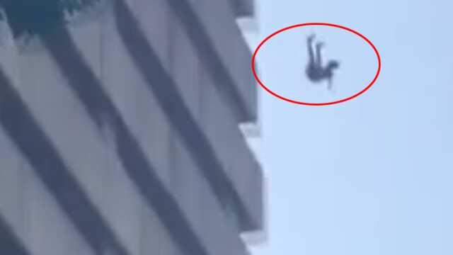 Genç kız 33 katlı otelin çatısından kendine boşluğa bıraktı! Şans eseri hayatta kaldı Genç kız 33 katlı otelin çatısından kendine boşluğa bıraktı! Şans eseri hayatta kaldı