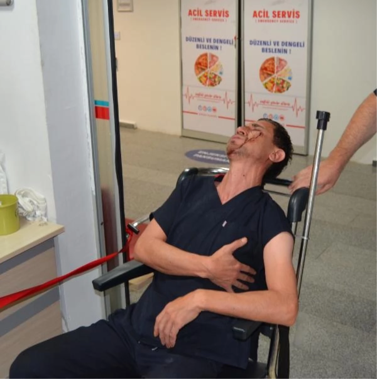 Aksaray\'da Hastanede Refakatçi Tartışması: Sağlık Çalışanı Darbedildi