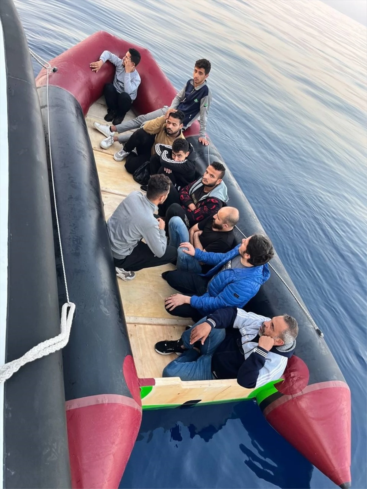İzmir açıklarında Yunanistan unsurlarınca itilen botlardaki 42 düzensiz göçmen kurtarıldı