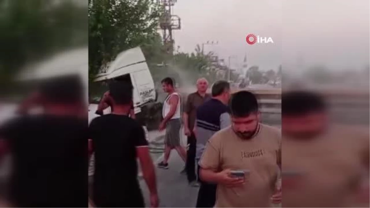 İzmir\'de otomobil tırın dorsesine ok gibi saplandı: 1 ölü