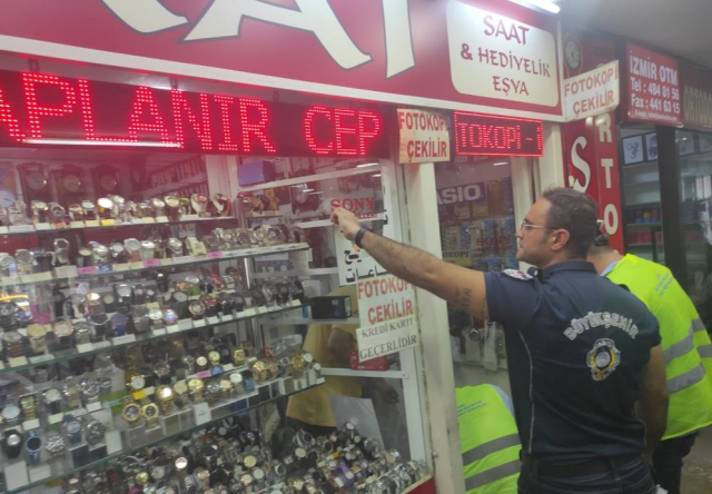 İzmir'de zabıta ekipleri 100'e yakın Arapça tabelayı tek tek indirdi