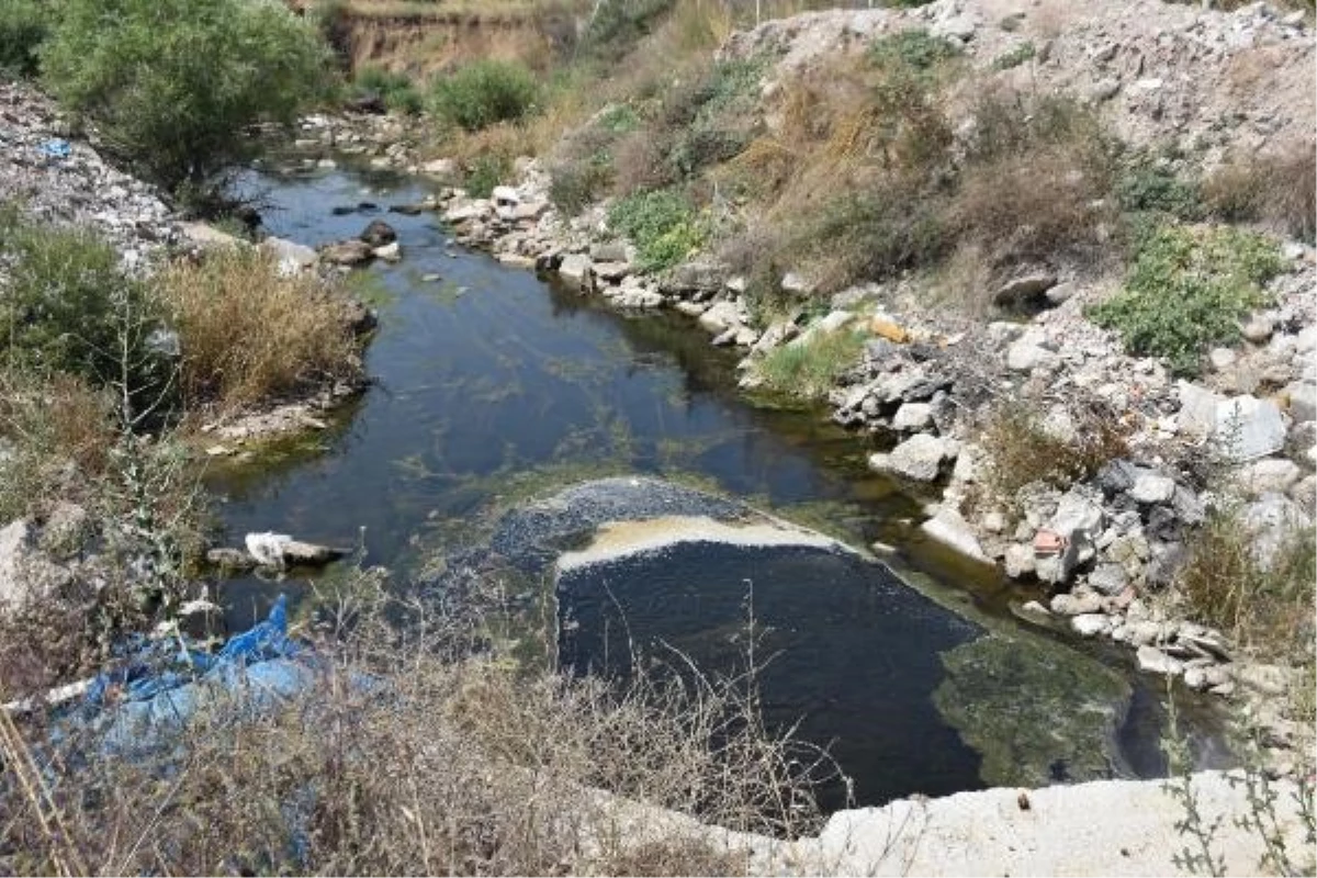 Tahtalı Çayı\'na Dökülen Çöp ve Molozlar Kötü Kokuya Neden Oluyor