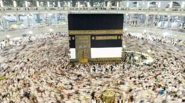 Kabeyi ilk kim yaptı, kim inşaa etti? Kabe'nin ilk örtüsünü kim yaptı? Kabe nerede, imamları kimdir?