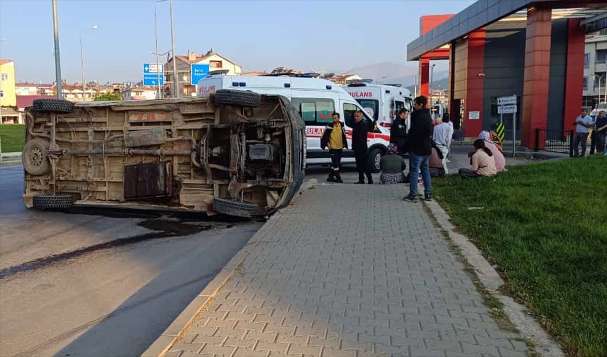 Kahramanmaraş\'ta tarım işçilerini taşıyan minibüs devrildi: 13 yaralı