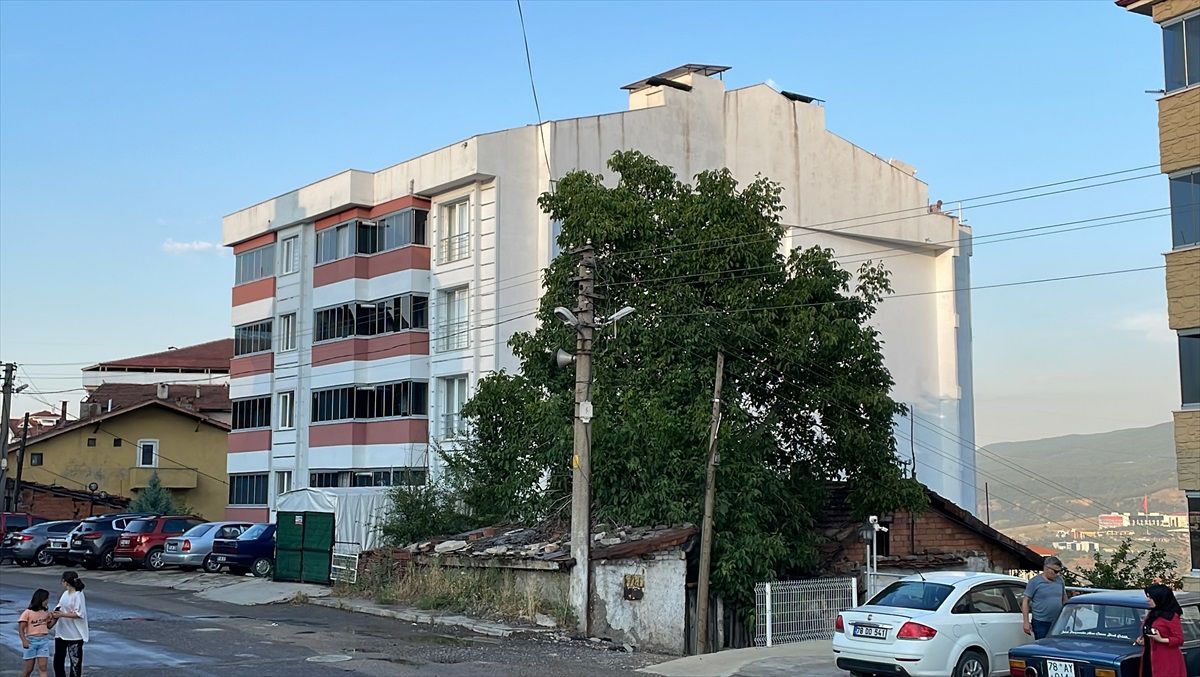 Karabük\'te Şiddetli Rüzgar Nedeniyle 5 Katlı Bina Çatısı Uçtu
