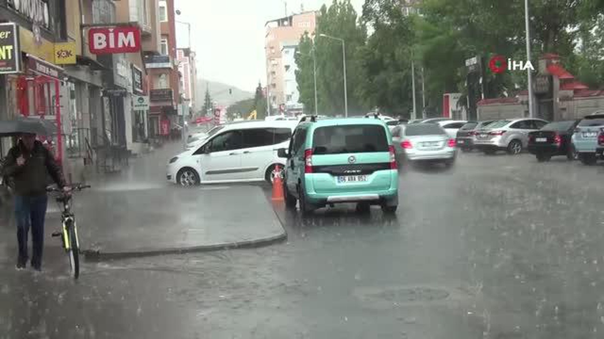 Kars\'ta Sağanak Yağmur Sonrası Caddeler Göle Döndü