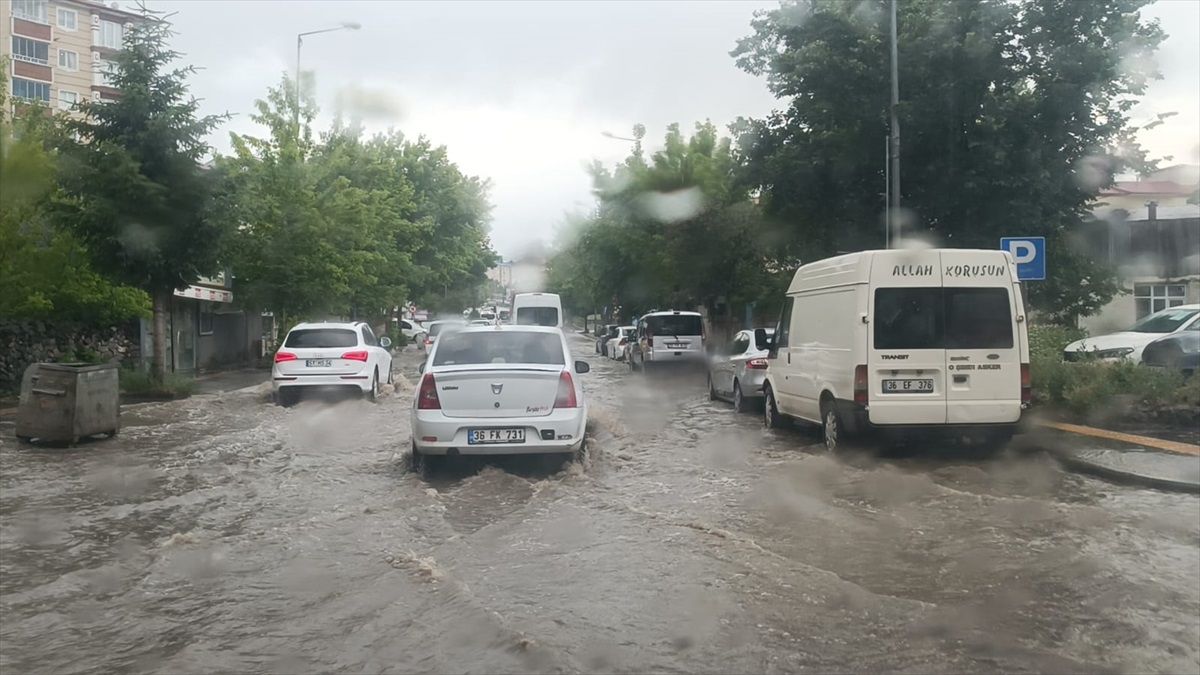 Kars\'ın Sarıkamış ilçesinde rüzgar, sağanak ve dolu etkili oldu