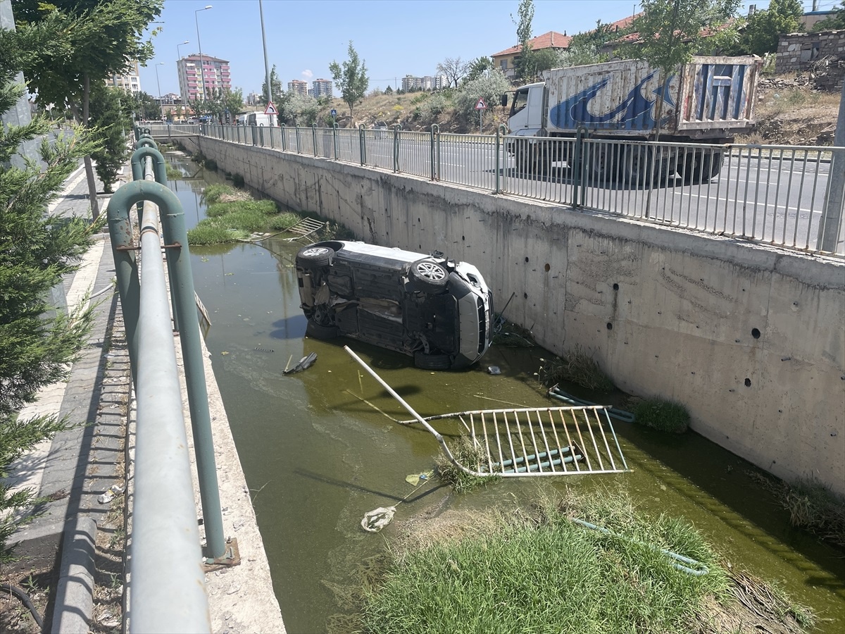 Kayseri\'de Otomobil Kanala Düştü, Sürücü Yaralandı
