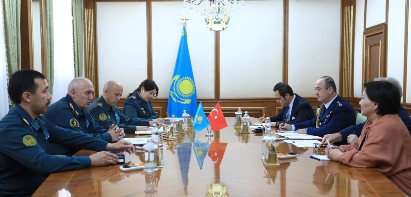 Kazakistan Savunma Bakanı ve Türkiye\'nin Astana Büyükelçisi Askeri İşbirliğini Değerlendirdi