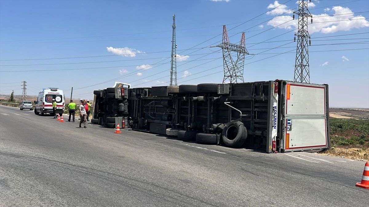 Kilis\'te devrilen tırdaki 2 kişi yaralandı
