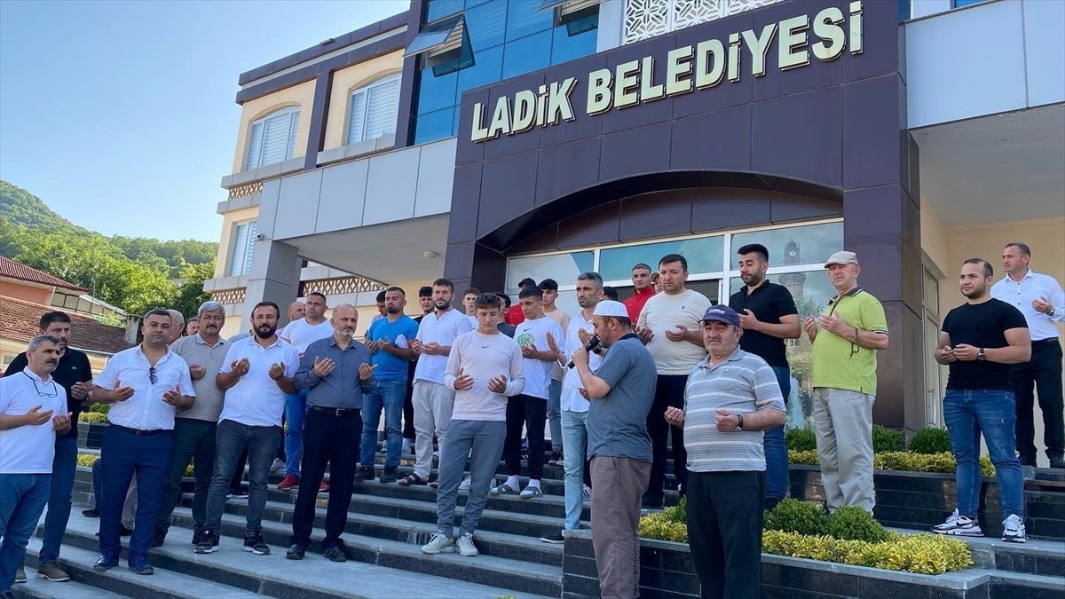 Ladik Belediyesi Güreşçileri Tarihi Kırkpınar Yağlı Güreşleri\'ne Katılmak Üzere Yola Çıktı