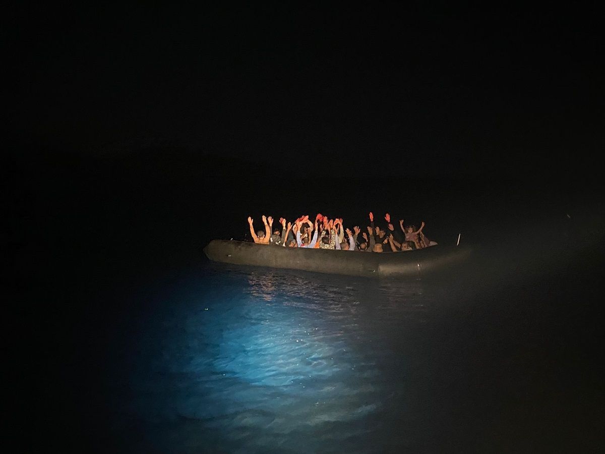 Muğla\'nın Datça ilçesi açıklarında yakalanan 30 düzensiz göçmen karaya çıkarıldı