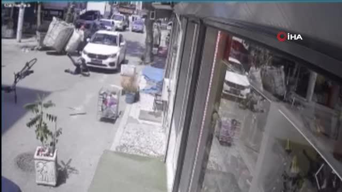 Otomobil yolun karşısına geçen bisikletliye böyle çarptı