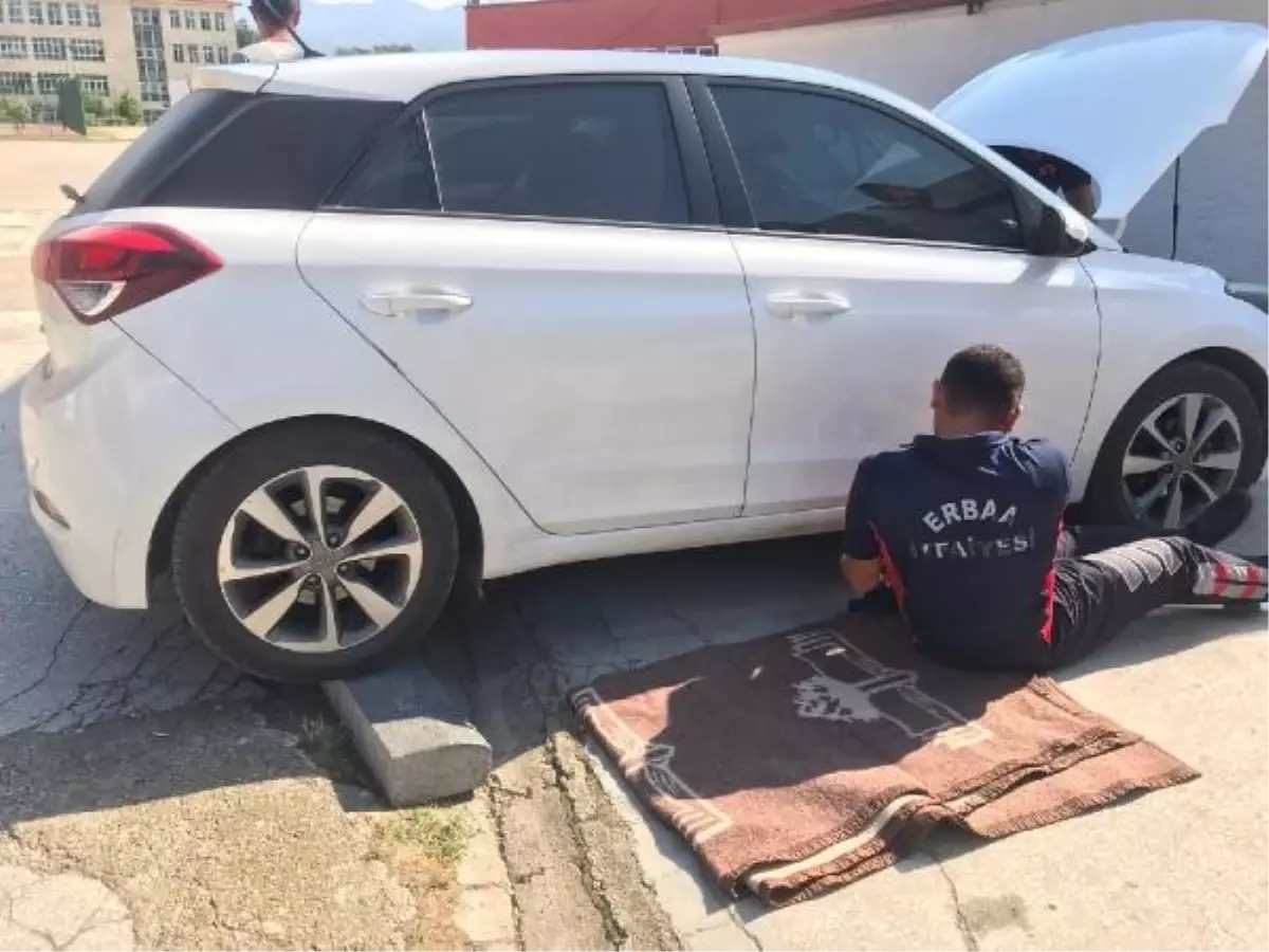 Erbaa'da Otomobilin Motoruna Giren Kedi, İtfaiye Aracının Altına Kaçtı