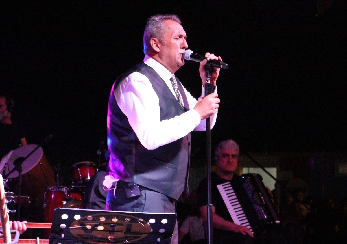Yavuz Bingöl, Kahramanmaraş\'ta depremzedelere konser verdi