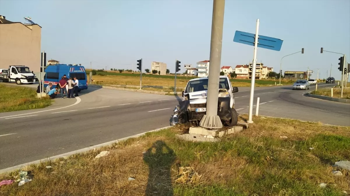 Tekirdağ Saray\'da Hafif Ticari Araçla Otomobil Çarpıştı: 4 Yaralı