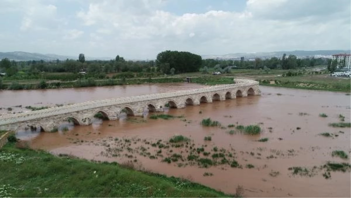 Sivas\'ta Yağışlarla Kızılırmak Nehri\'nde Su Seviyesi Yükseldi