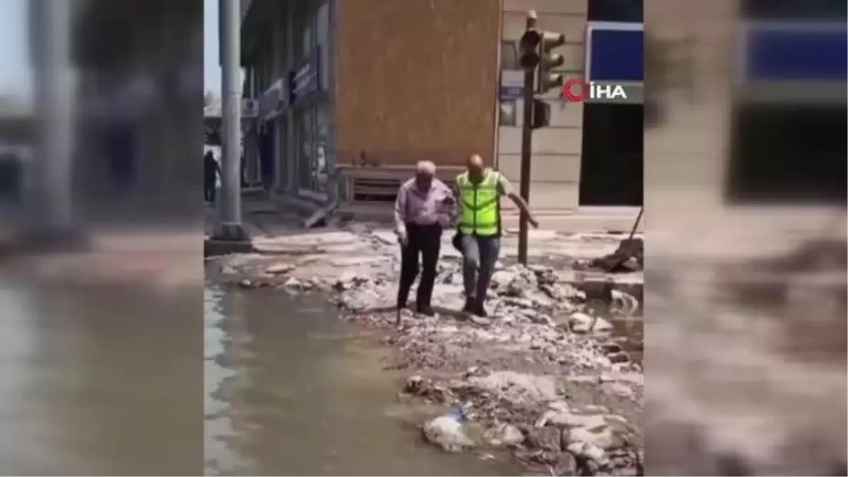 Yaşlı adamı sırtında taşıyan polis memuru, takdir topladı