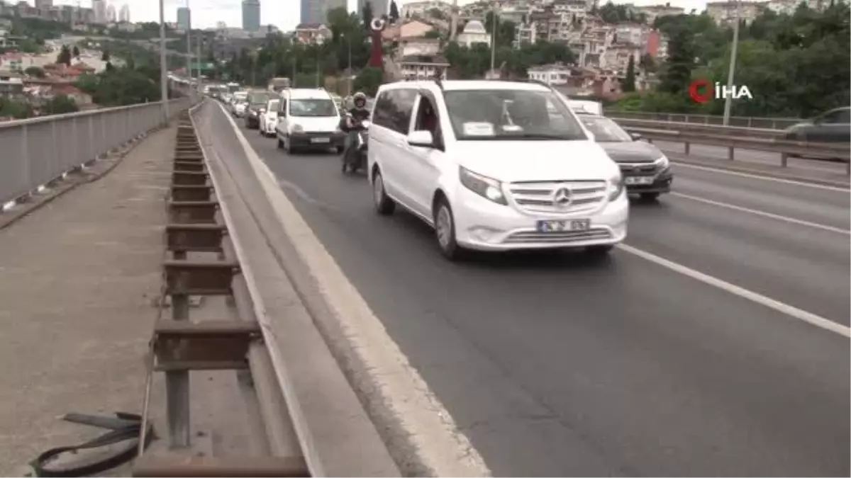 15 Temmuz Şehitler Köprüsü\'nde feci kaza: Motosikletli hayatını kaybetti