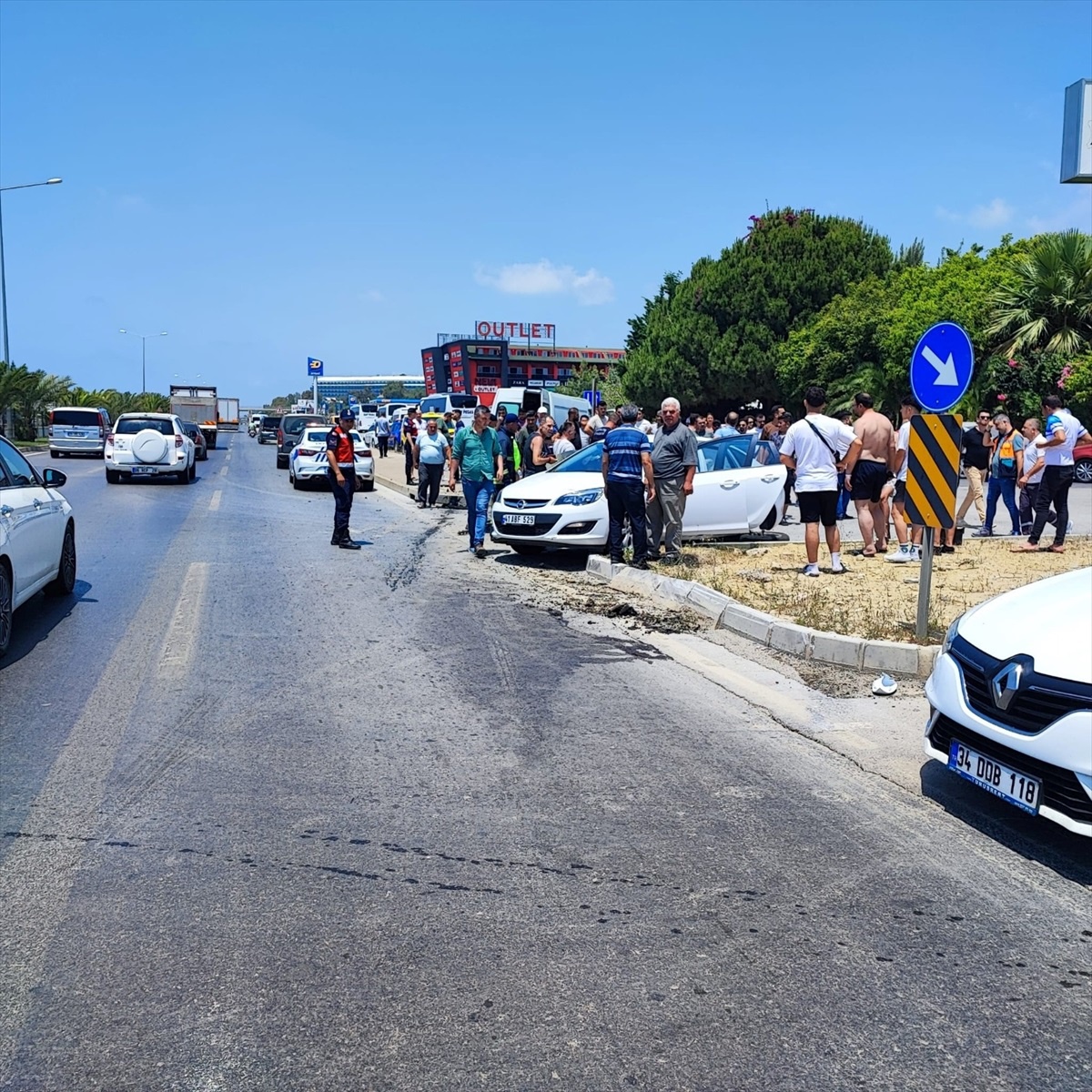 Alanya\'da hafif ticari araç ile otomobil çarpıştı, 3 kişi yaralandı