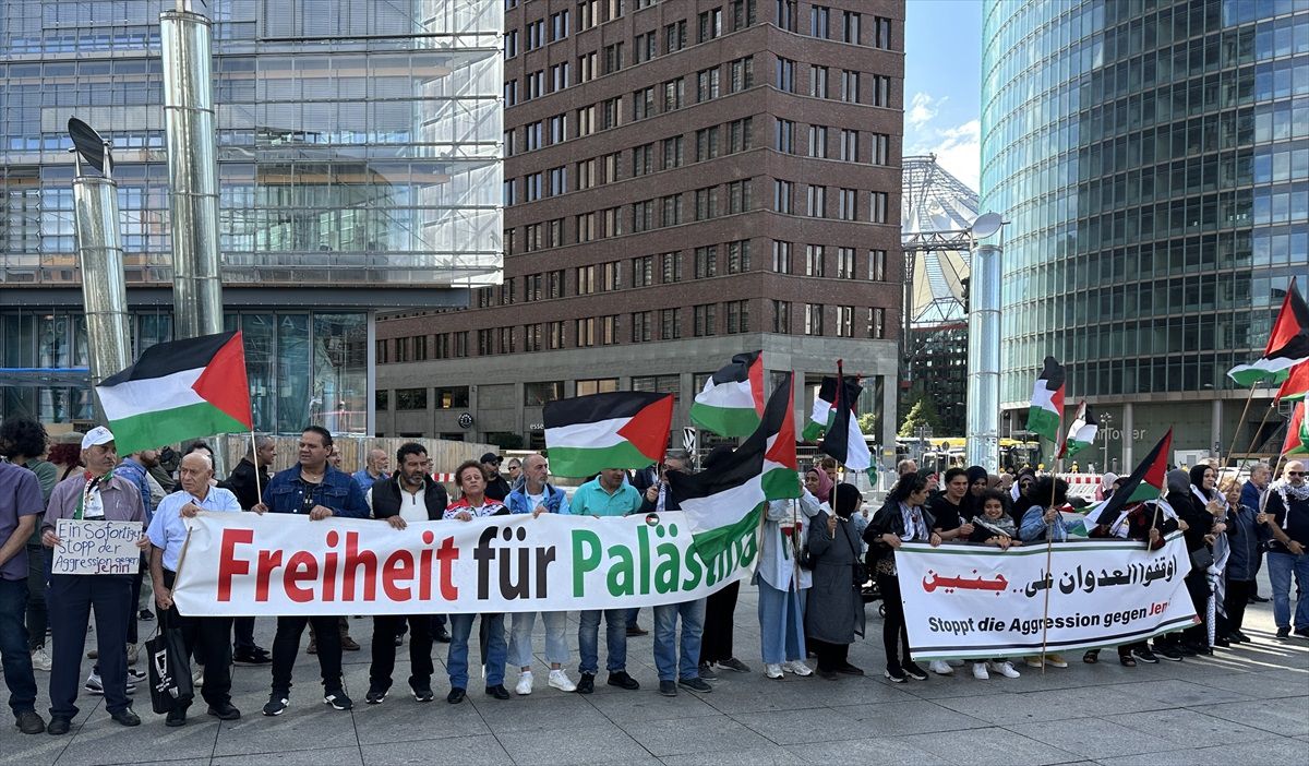 Berlin\'de İsrail\'in Cenin\'e yönelik saldırıları protesto edildi