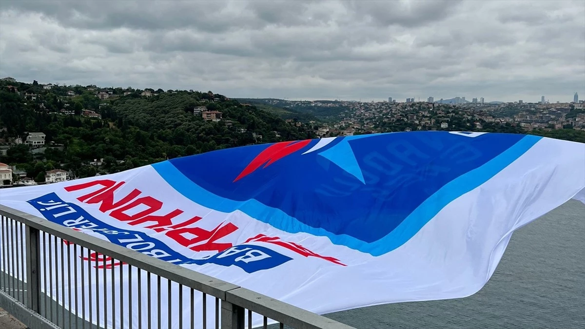 Anadolu Efes\'in şampiyonluk bayrakları İstanbul Boğazı\'ndaki köprülere asıldı