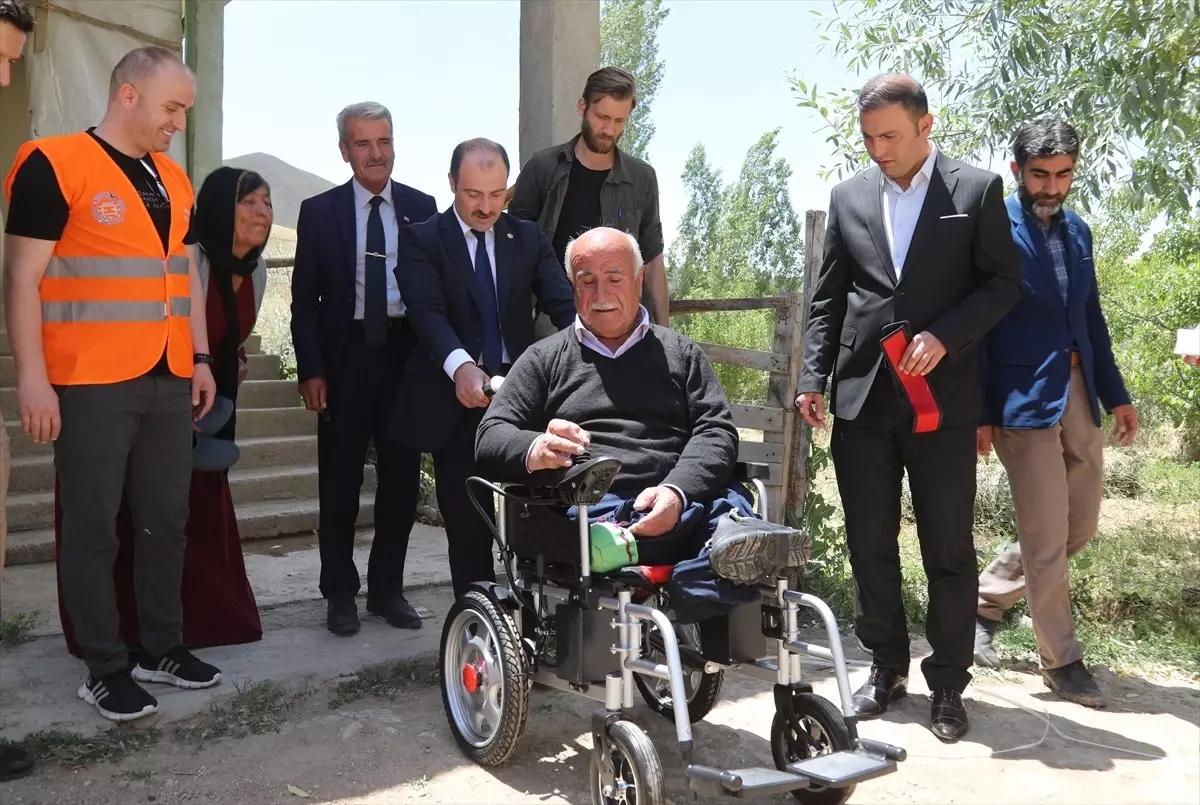 Hakkari Gençlik ve Engelliler Derneği, Şükrü Doğan'a akülü tekerlekli sandalye hediye etti