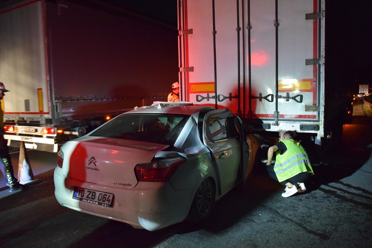 Bilecik\'te Tıra Arkadan Çarpan Otomobilde 2 Kişi Ağır Yaralandı