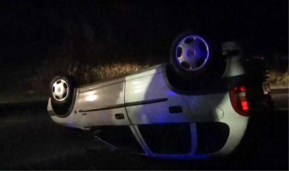 Çanakkale'de kafa kafaya çarpışan otomobillerde 5 kişi yaralandı