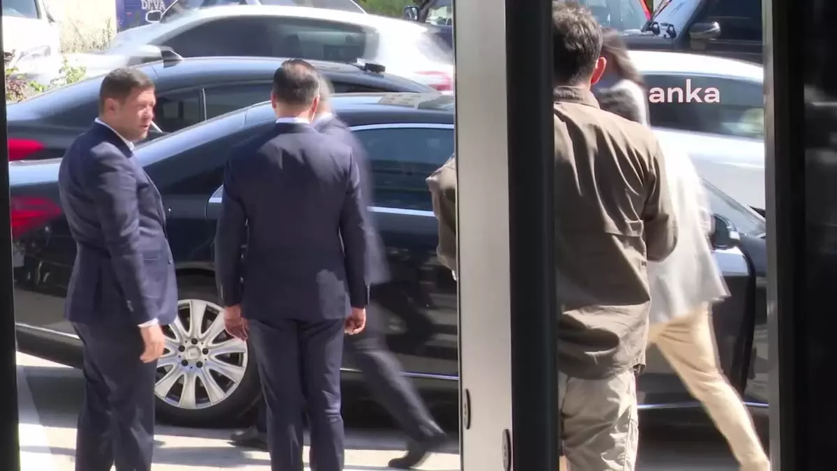 Ahmet Davutoğlu, Meral Akşener\'i ziyaret etti