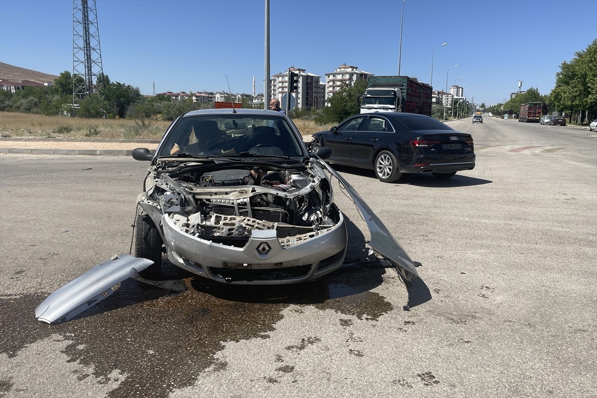 Elazığ\'da trafik kazası: 3 kişi yaralandı