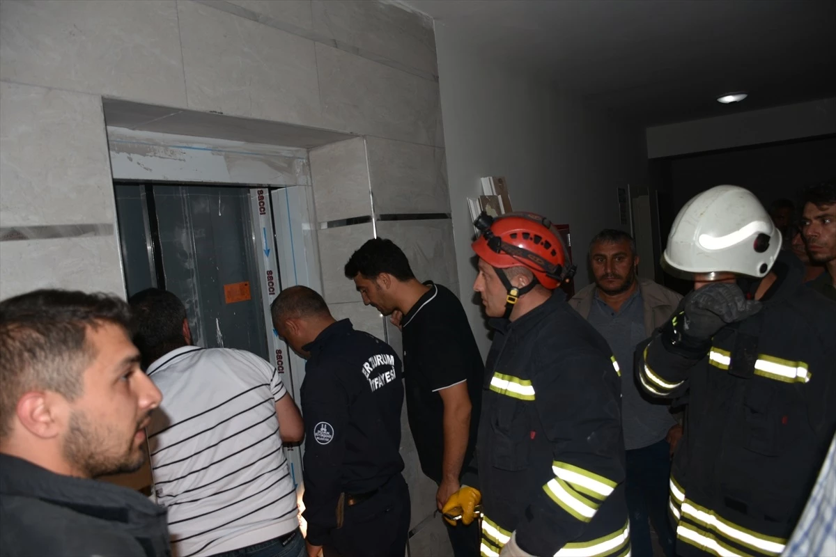 Erzurum\'da Mahsur Kalan Aile Asansörden Kurtarıldı
