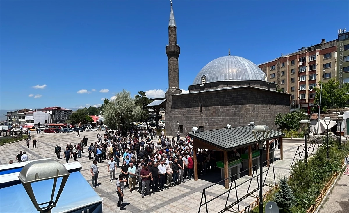 Erzurum\'da forkliftten düşen çocuğun cenazesi toprağa verildi