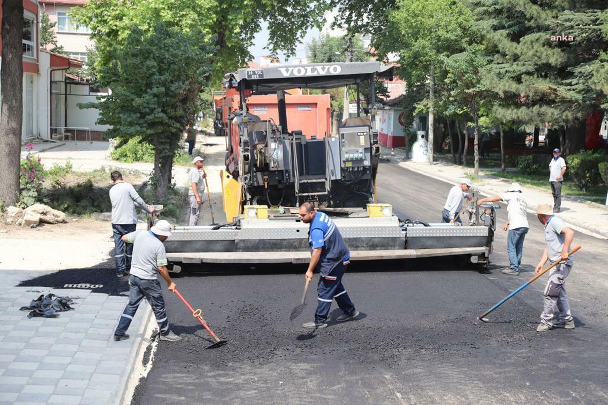 Eskişehir Büyükşehir Belediyesi, Ertuğrulgazi ve Şirintepe mahallelerinde sıcak asfalt çalışması yapıyor