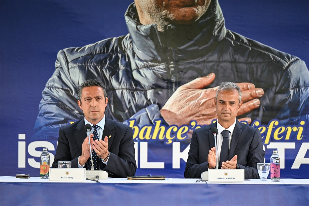 Fenerbahçe\'de teknik direktör İsmail Kartal için imza töreni düzenlendi