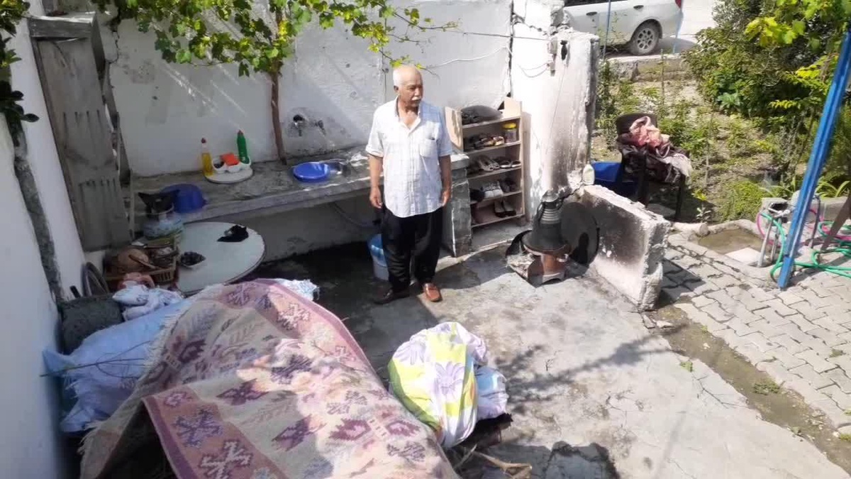 Fırtınada evi zarar gören vatandaşın çaresizliği
